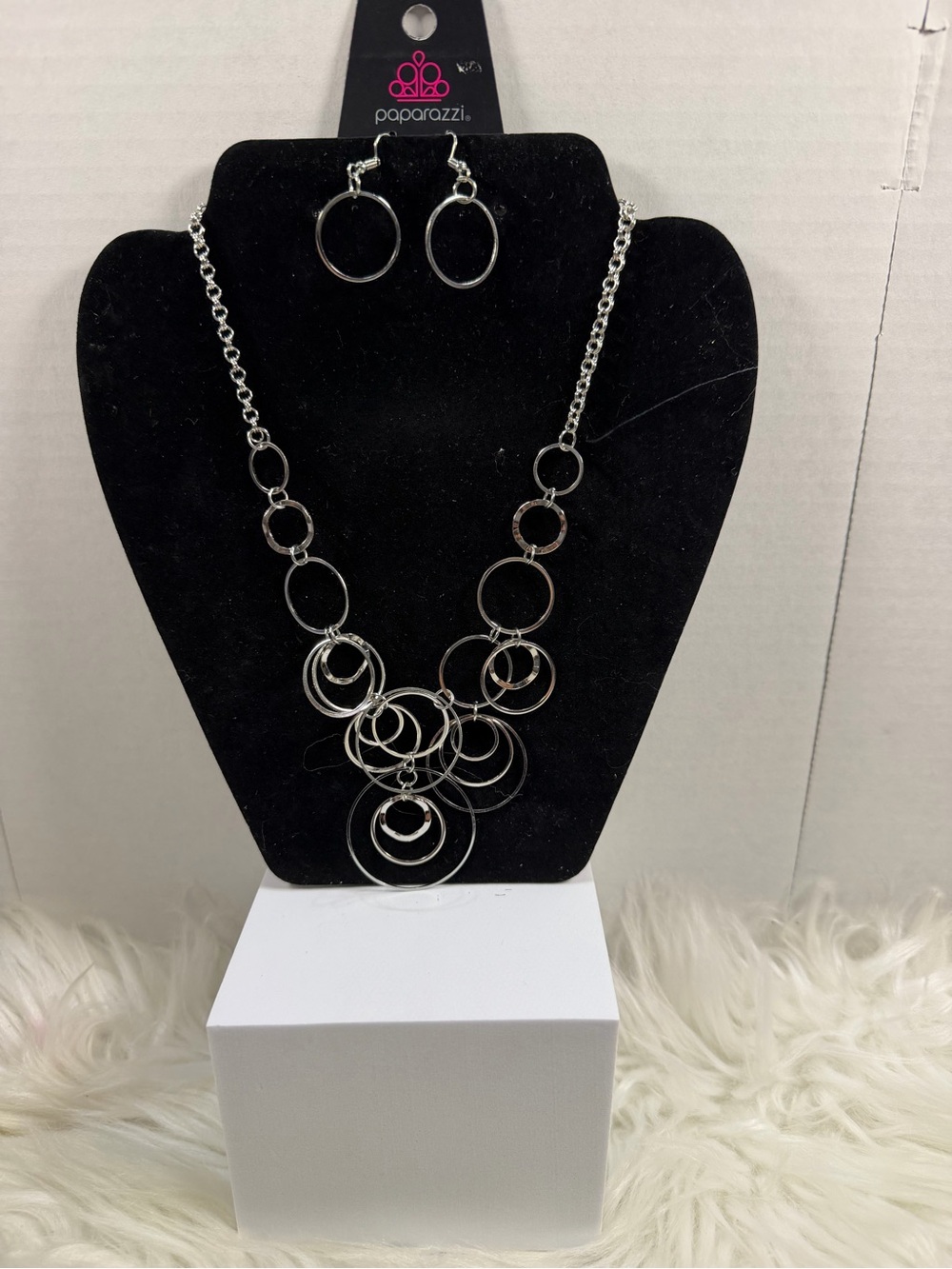 🩷5/$10🩷 paparazzi Silver Tonal Multi-Ring Necklace & Hoop Earrings